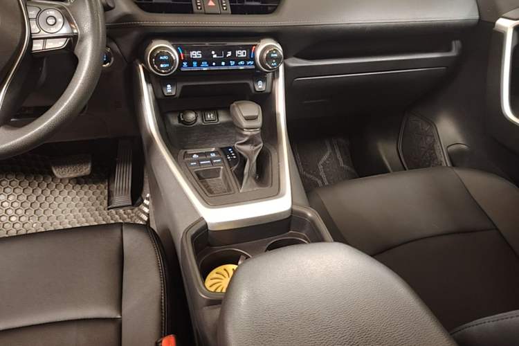 Used Toyota RAV4 2022 2.0L CVT Two-Wheel Drive Fashion Edition Gear Lever