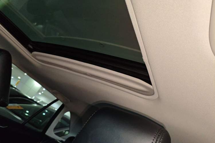 Used Toyota RAV4 2022 Dual-Engine 2.5L E-CVT Two-Wheel Drive Elite Edition Headliner
