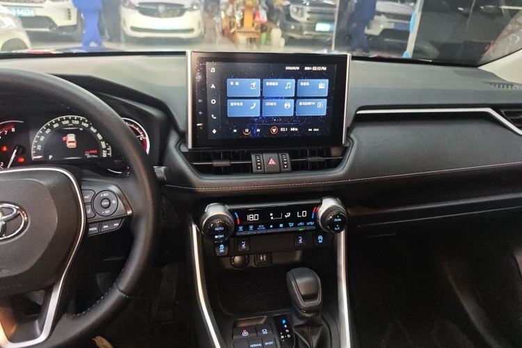 Used Toyota RAV4 2022 2.0L CVT Two-Wheel Drive Fashion Edition Interior 2