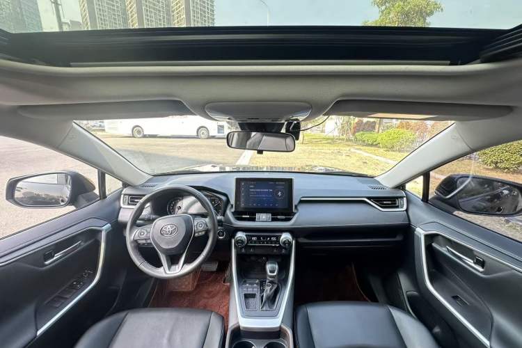 Used Toyota RAV4 2022 2.0L CVT Two-Wheel Drive Fashion Plus Edition Interior 3
