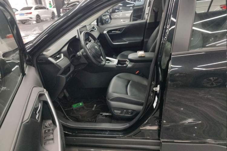 Used Toyota RAV4 2022 Dual-Engine 2.5L E-CVT Four-Wheel Drive Elite Plus Edition Interior 3