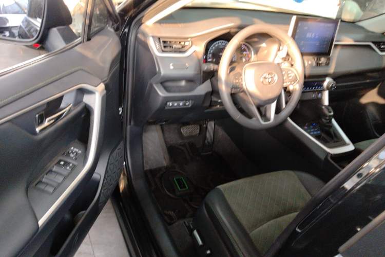 Used Toyota RAV4 2022 2.0L CVT 4x4 Style Plus Edition Interior 3