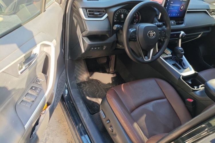 Used Toyota RAV4 2022 2.0L CVT Two-Wheel Drive Fashion Edition Interior 3