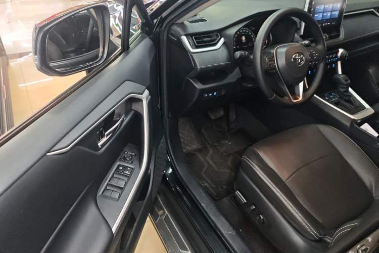 Used Toyota RAV4 2022 2.0L CVT Two-Wheel Drive Fashion Edition Interior 3
