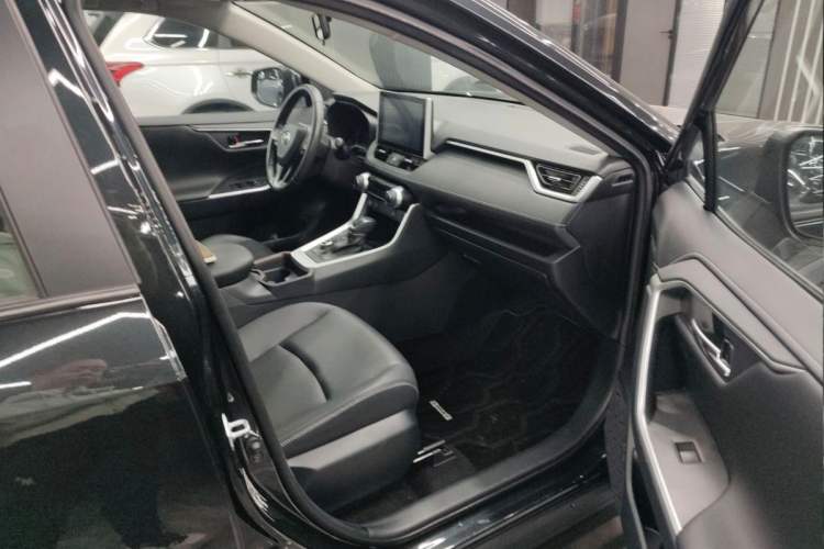 Used Toyota RAV4 2022 Dual-Engine 2.5L E-CVT Four-Wheel Drive Elite Plus Edition Interior 4