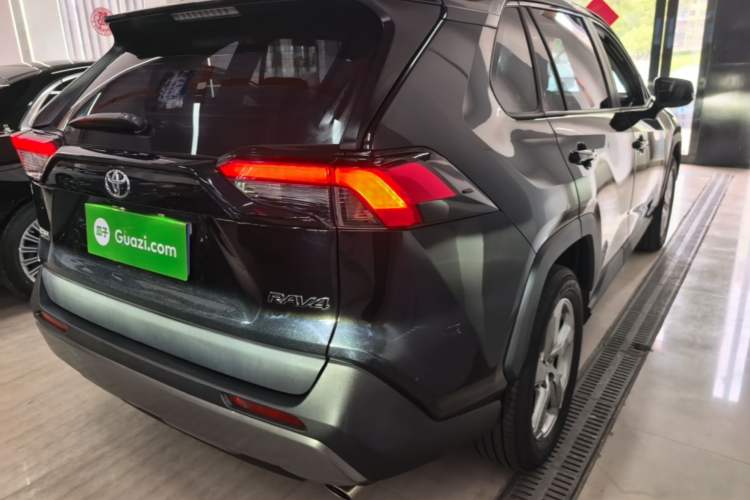 Used Toyota RAV4 2022 2.0L CVT Two-Wheel Drive Fashion Edition Rear Right 45 Deg