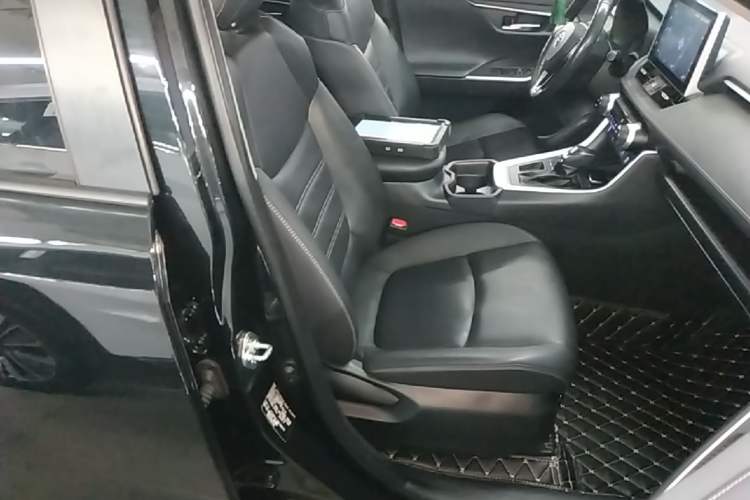 Used Toyota RAV4 2022 2.0L CVT Two-Wheel Drive Fashion Plus Edition Right Front Seat