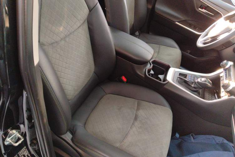Used Toyota RAV4 2022 2.0L CVT 4x4 Style Plus Edition Right Front Seat