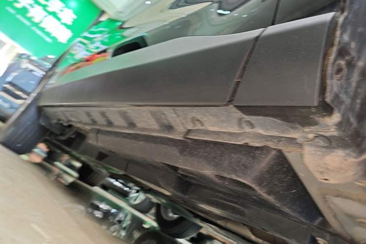 Used Toyota RAV4 2022 2.0L CVT Two-Wheel Drive Urban Edition Right Side Sill