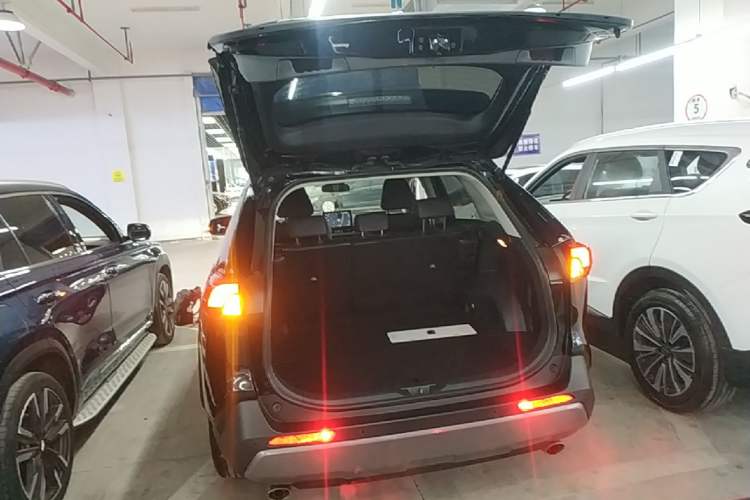 Used Toyota RAV4 2022 2.0L CVT Two-Wheel Drive Fashion Plus Edition Trunk