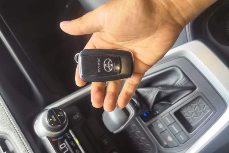 Used Toyota RAV4 2022 2.0L CVT Two-Wheel Drive Fashion Edition Vehicle Key