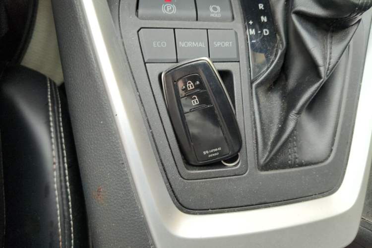 Used Toyota RAV4 2022 2.0L CVT Two-Wheel Drive Fashion Edition Vehicle Key