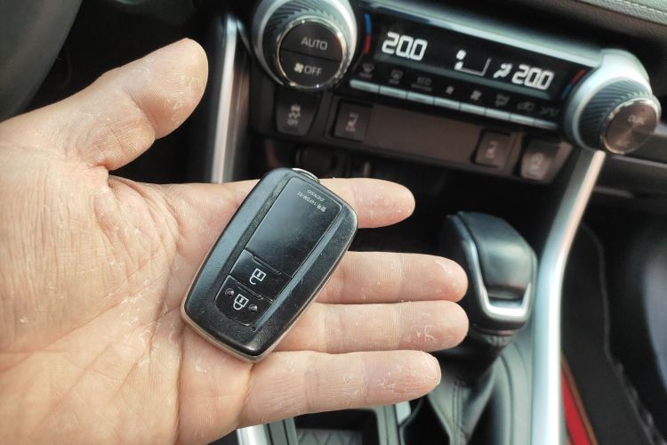 Used Toyota RAV4 2022 2.0L CVT Two-Wheel Drive Fashion Plus Edition Vehicle Key
