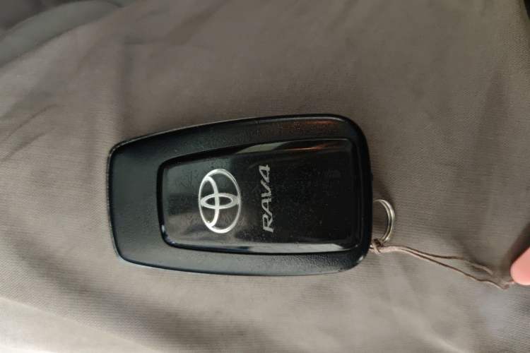 Used Toyota RAV4 2022 2.0L CVT Two-Wheel Drive Fashion Edition Vehicle Key