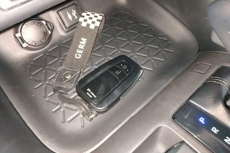 Used Toyota RAV4 2022 2.0L CVT Two-Wheel Drive Fashion Plus Edition Vehicle Key