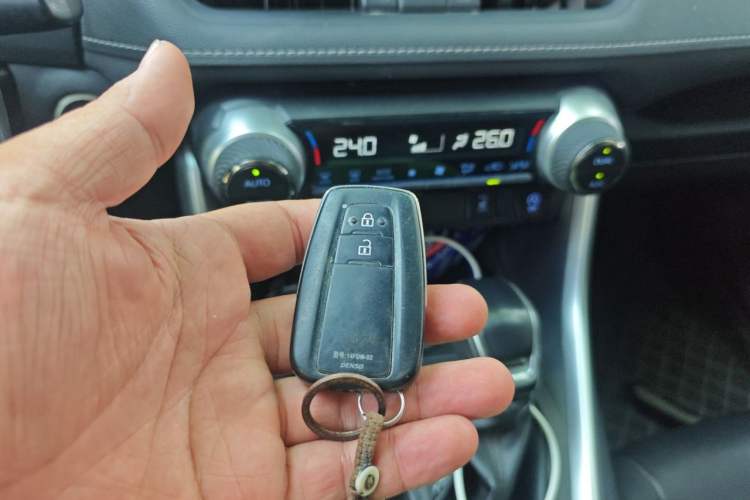 Used Toyota RAV4 2022 2.0L CVT Two-Wheel Drive Fashion Plus Edition Vehicle Key
