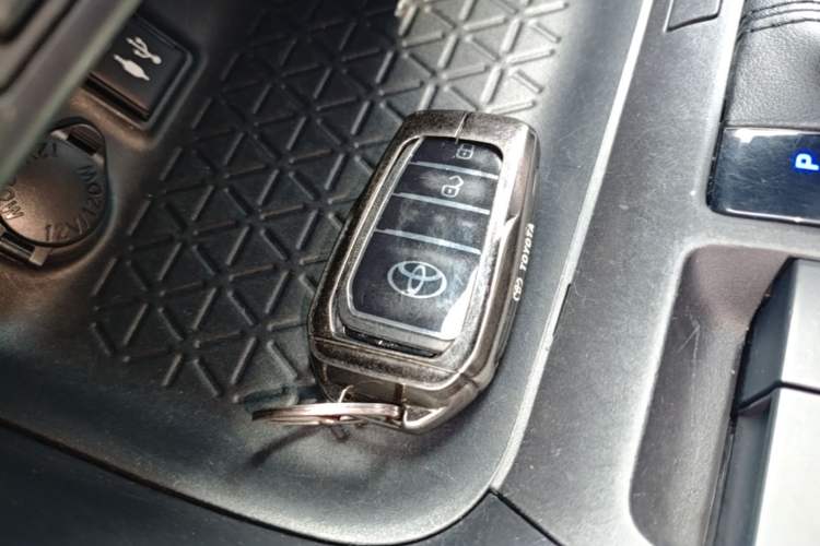 Used Toyota RAV4 2022 2.0L CVT Two-Wheel Drive Fashion Plus Edition Vehicle Key