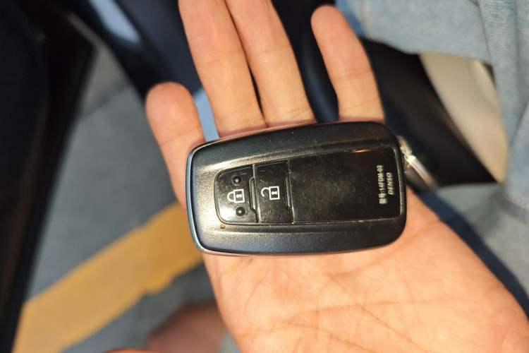 Used Toyota RAV4 2022 2.0L CVT Two-Wheel Drive Fashion Edition Vehicle Key