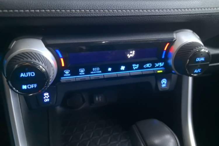 Used Toyota RAV4 2022 2.0L CVT Two-Wheel Drive Fashion Edition Audio And AC Panel