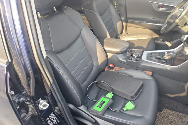 Used Toyota RAV4 2022 2.0L CVT Two-Wheel Drive Prestige Edition Right Front Seat