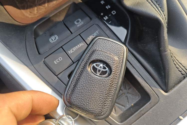 Used Toyota RAV4 2022 2.0L CVT Two-Wheel Drive Prestige Edition Vehicle Key