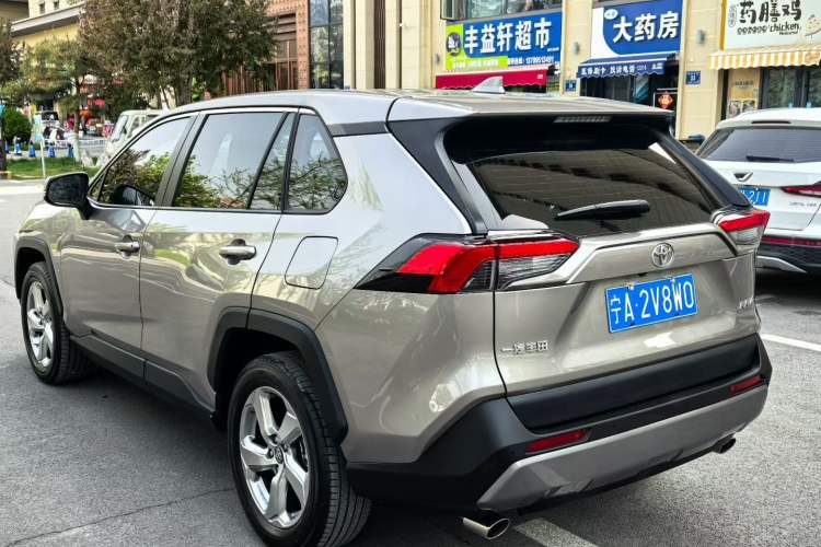 Used Toyota RAV4 2022 2.0L CVT Two-Wheel Drive Fashion Plus Edition Exterior 3
