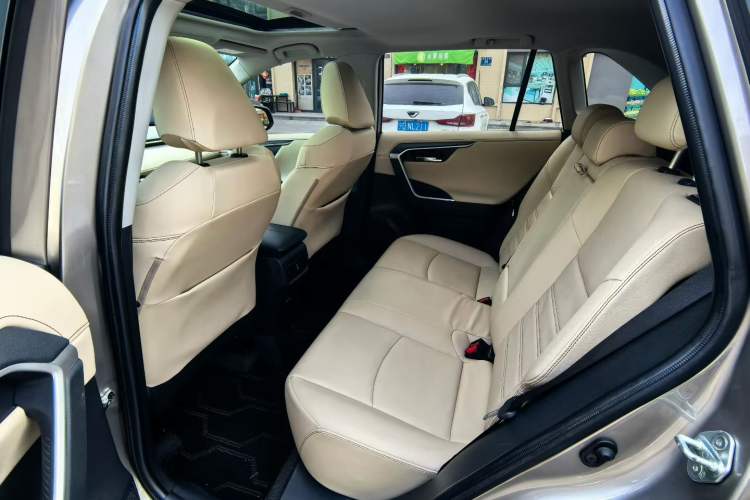 Used Toyota RAV4 2022 2.0L CVT Two-Wheel Drive Fashion Plus Edition Interior 3