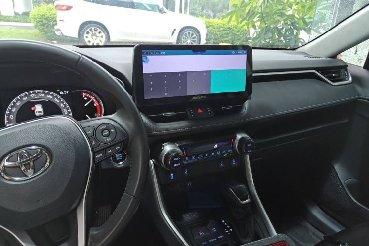 Used Toyota RAV4 2022 2.0L CVT Two-Wheel Drive Fashion Plus Edition Interior 2