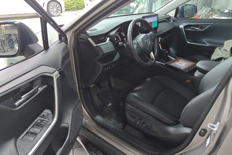 Used Toyota RAV4 2022 2.0L CVT Two-Wheel Drive Fashion Plus Edition Interior 3