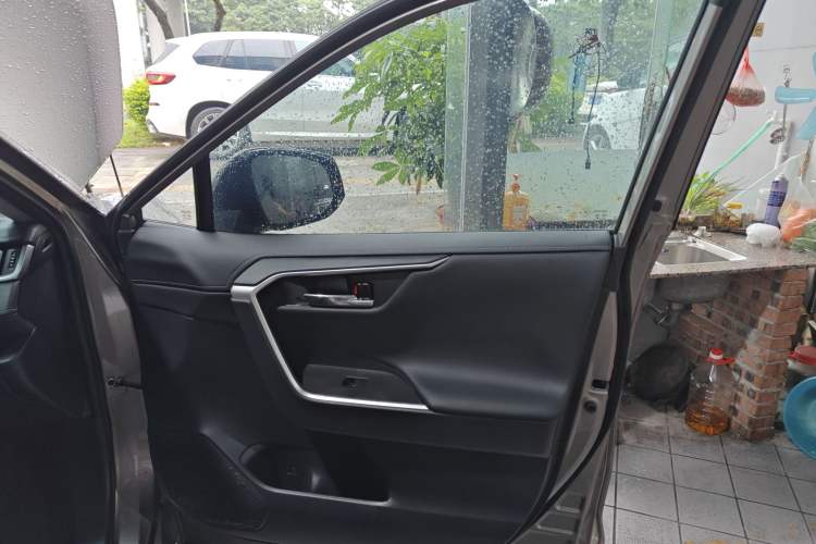 Used Toyota RAV4 2022 2.0L CVT Two-Wheel Drive Fashion Plus Edition Interior 5