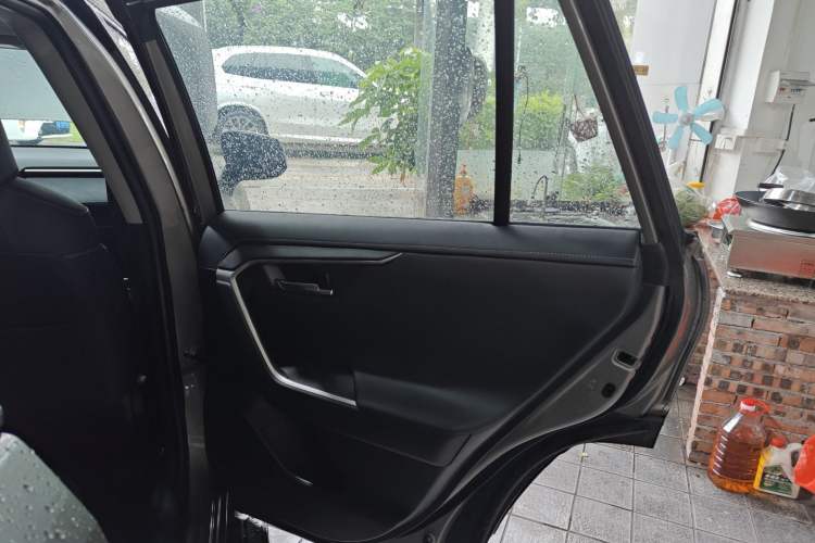 Used Toyota RAV4 2022 2.0L CVT Two-Wheel Drive Fashion Plus Edition Interior 6