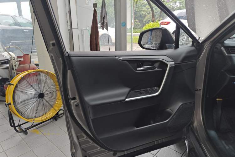 Used Toyota RAV4 2022 2.0L CVT Two-Wheel Drive Fashion Plus Edition Interior 7