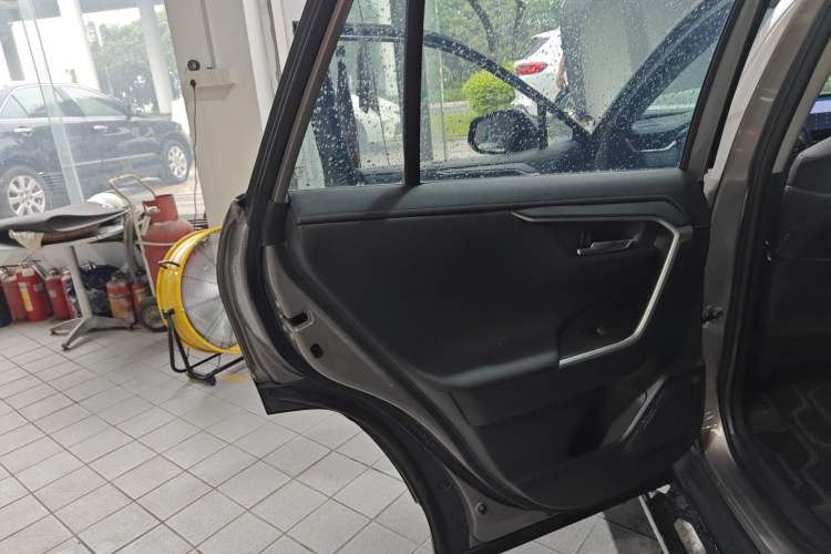 Used Toyota RAV4 2022 2.0L CVT Two-Wheel Drive Fashion Plus Edition Interior 8