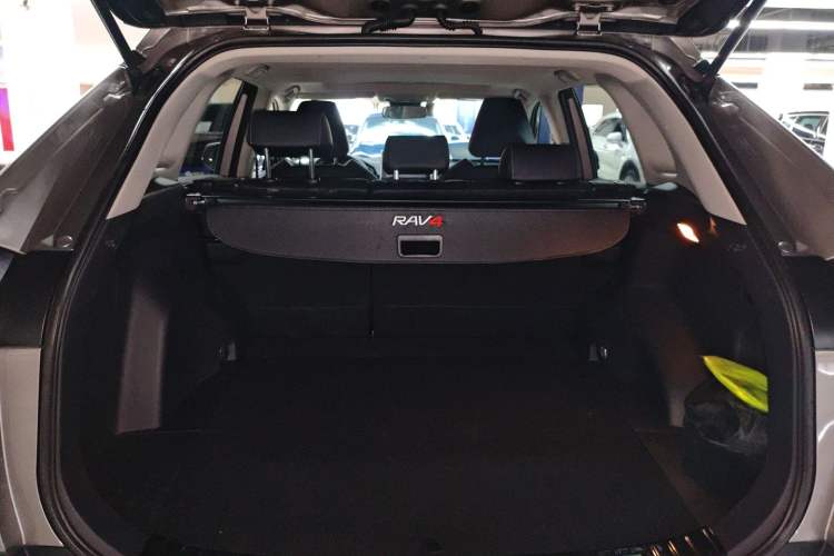 Used Toyota RAV4 2022 2.0L CVT Two-Wheel Drive Fashion Plus Edition Trunk