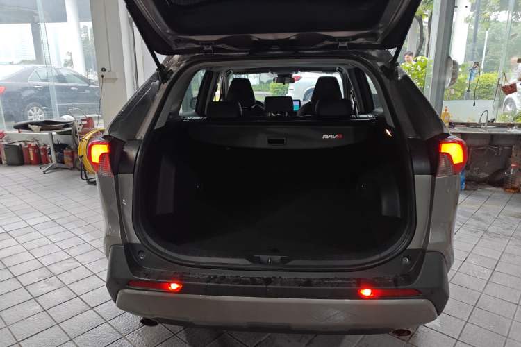 Used Toyota RAV4 2022 2.0L CVT Two-Wheel Drive Fashion Plus Edition Trunk