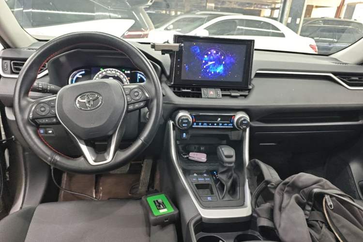 Used Toyota RAV4 2022 Dual-Engine 2.5L E-CVT Two-Wheel Drive Elite Edition Center Console