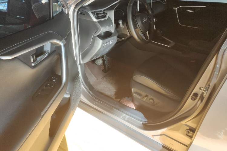 Used Toyota RAV4 2022 2.0L CVT Two-Wheel Drive Fashion Plus Edition Driver Seat