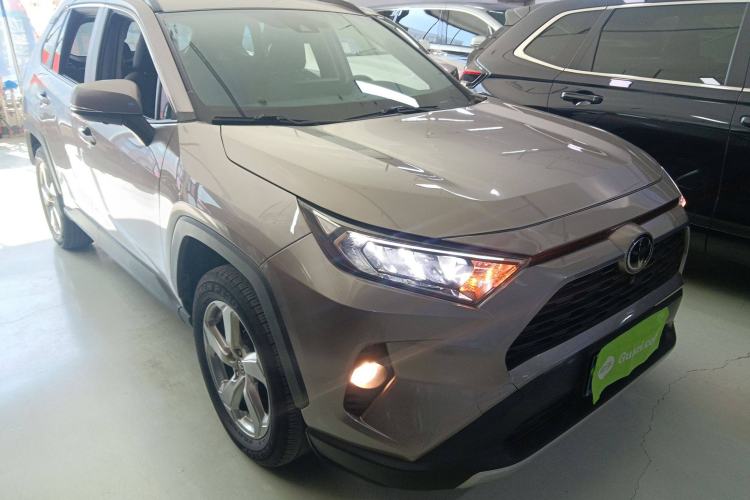 Used Toyota RAV4 2022 2.0L CVT Two-Wheel Drive Fashion Edition Front Right 45 Deg