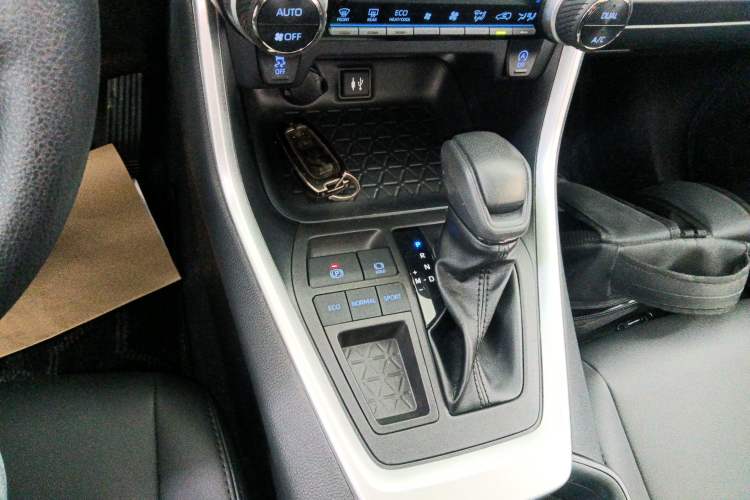Used Toyota RAV4 2022 2.0L CVT Two-Wheel Drive Fashion Edition Gear Lever