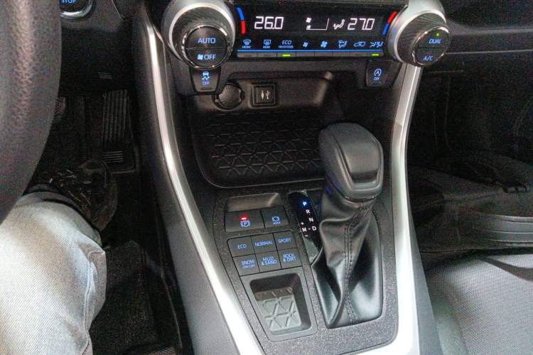 Used Toyota RAV4 2022 2.0L CVT 4x4 Fashion Edition Gear Lever