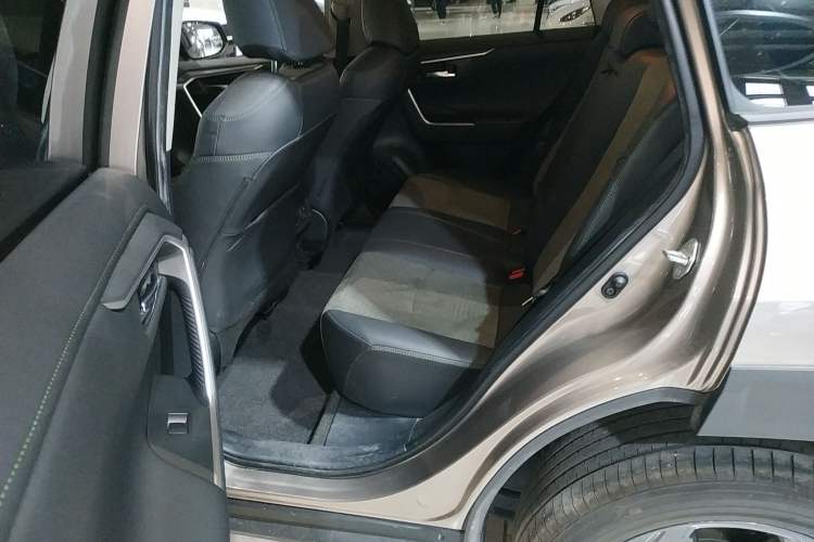 Used Toyota RAV4 2022 2.0L CVT 4x4 Style Plus Edition Interior 3