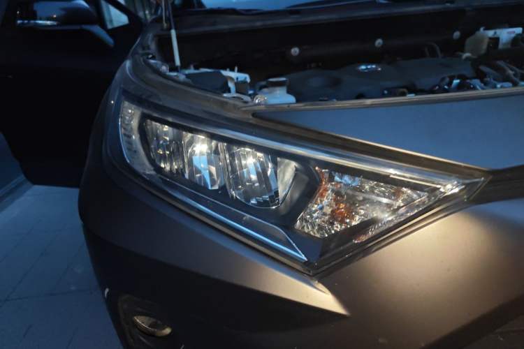 Used Toyota RAV4 2022 Dual-Engine 2.5L E-CVT Two-Wheel Drive Elite Edition Right Front Headlight