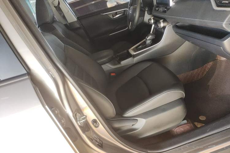 Used Toyota RAV4 2022 2.0L CVT Two-Wheel Drive Fashion Plus Edition Right Front Seat