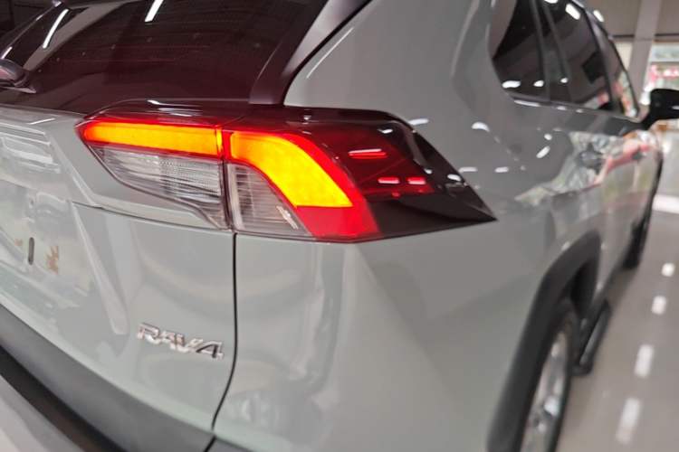 Used Toyota RAV4 2022 2.0L CVT Two-Wheel Drive Fashion Edition Right Rear Taillight