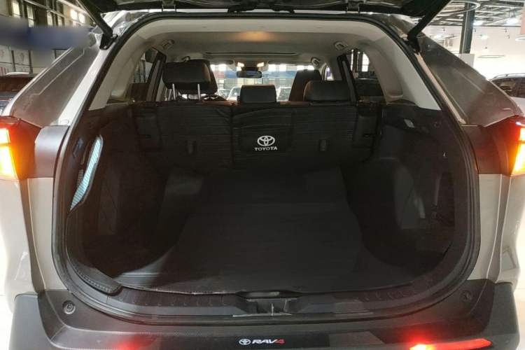 Used Toyota RAV4 2022 2.0L CVT 4x4 Style Plus Edition Trunk