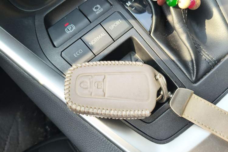 Used Toyota RAV4 2022 2.0L CVT Two-Wheel Drive Fashion Plus Edition Vehicle Key