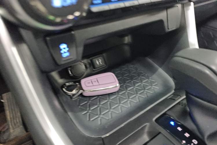 Used Toyota RAV4 2022 Dual-Engine 2.5L E-CVT Two-Wheel Drive Elite Edition Vehicle Key
