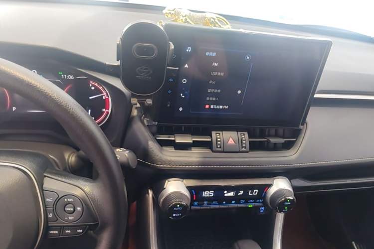 Used Toyota RAV4 2022 2.0L CVT Two-Wheel Drive Fashion Edition Audio And AC Panel