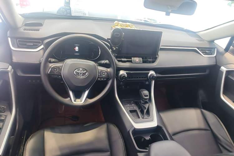 Used Toyota RAV4 2022 2.0L CVT Two-Wheel Drive Fashion Edition Center Console