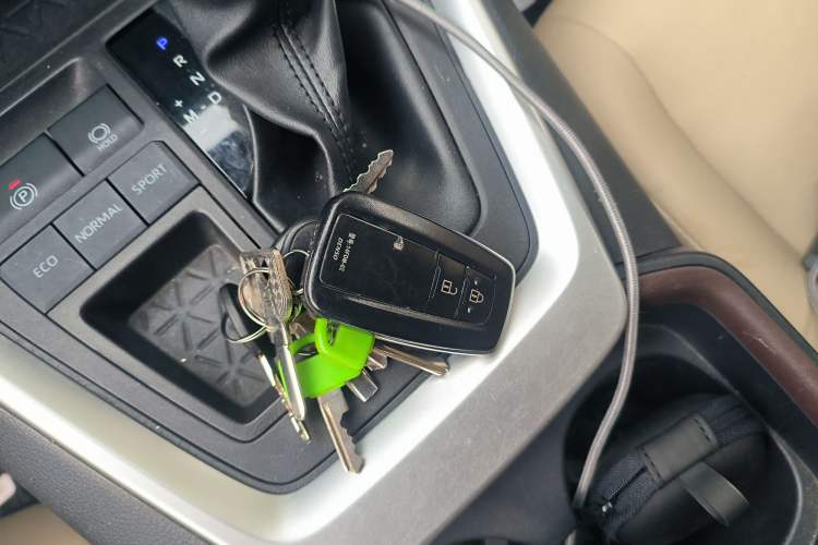 Used Toyota RAV4 2022 2.0L CVT Two-Wheel Drive Fashion Plus Edition Vehicle Key